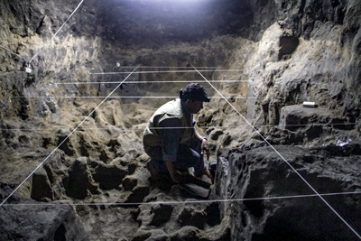 Sergio Gómez in unterirdischer Höhle, die durch Schnüre in Abschnitte unterteilt ist.