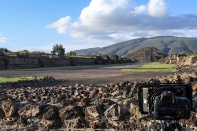 "Terra X: Schätze aus der Unterwelt - Entdeckung im Mexiko": Blick auf Teotihuacán. Rechts unten ist eine Kamera im Bild.