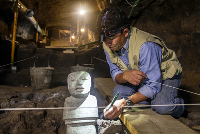 "Terra X: Schätze aus der Unterwelt - Entdeckung im Mexiko": Archäologe untersucht eine steinerne Figur.