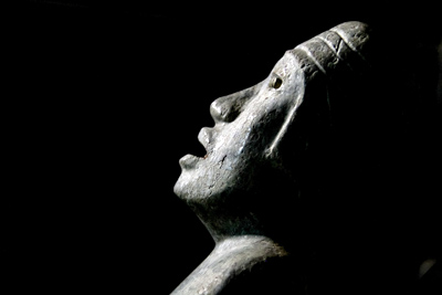 "Terra X: Schätze aus der Unterwelt - Entdeckung im Mexiko": Gesicht einer steinernen Figur vor schwarzem Hintergrund.