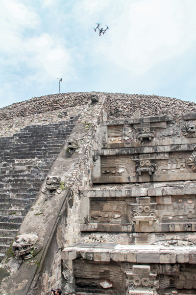 "Terra X: Schätze aus der Unterwelt - Entdeckung im Mexiko": Eine Drohne fliegt über einen Tempel.